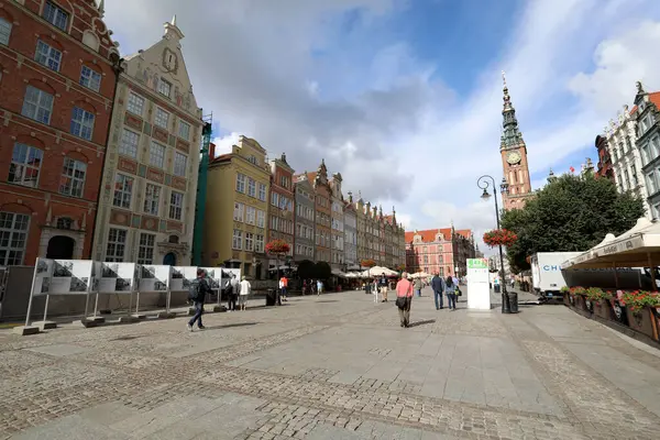 20 Ağustos 2017 'de Polonya' nın eski Gdansk kasabasında Dluga Caddesi 'nin bir kısmını oluşturan Dluga Targ Meydanı' nda yayalar yürür.. 