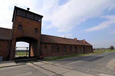 Polonya 'nın Owicim kasabası yakınlarındaki Auschwitz Birkenau Nazi toplama kampının ana girişinden tren hatları 25 Ağustos 2017' de geçmektedir..