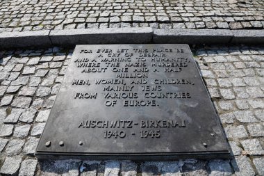 25 Ağustos 2017 'de Polonya' nın Owicim kasabası yakınlarındaki Auschwitz Birkenau Nazi toplama kampında ölenlerin anısına verilen mesaj..