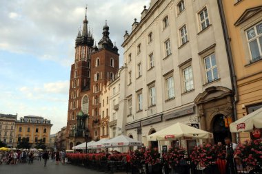 25 Ağustos 2017 'de Polonya' nın Eski Krakow kentinin ana meydanı Rynek Glowny 'deki St. Mary Bazilikası' nda. Szara restoranı ön planda..