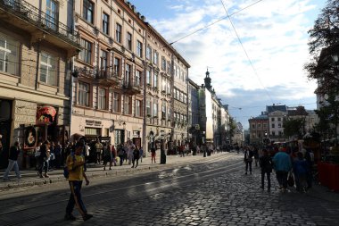 Ukrayna 'nın merkezi Lviv' deki Rynok Meydanı 'nda 28 Ağustos 2017' de öğleden sonra saatlerinde ışıklar parlar. Bölge UNESCO Dünya Mirasları listesine dahil edildi.