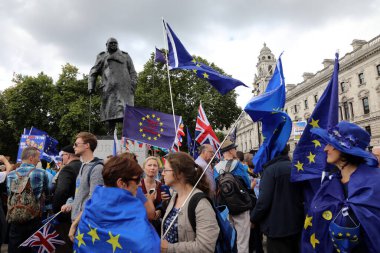 Protestocular, 9 Eylül 2017 'de Avrupa Halk Yürüyüşü sırasında Londra şehir merkezindeki Parlamento Meydanı' nda, eski İngiliz başbakanı Winston Churchill 'in heykelinin temelinde bir araya geldiler.