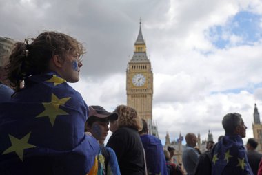 9 Eylül 2017 'de Londra' nın orta kesimindeki Westminster kentinde, Avrupa Halk Yürüyüşü sırasında Avrupa Birliği bayrağına sarılmış bir kız çocuğu görülüyor. Big Ben 'in saat kulesi arka planda..