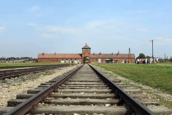 25 Ağustos 2017 'de Polonya' nın Owicim kasabası yakınlarındaki Nazi toplama kampı Auschwitz Birkenau 'da turistler yürüyor..