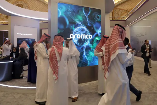Riyad, Suudi Arabistan 10 Eylül 2024: Delegeler Riyad 'da GAIN Yapay Zeka Zirvesi' nde Aramco standında toplandılar