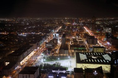 Gece Güney Riyad manzarası, Kral Fahd Ulusal Kütüphanesi ön planda. 