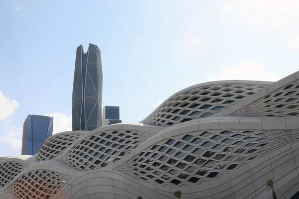 Kamu Yatırım Fonları PIF Kulesi, Suudi Arabistan 'ın Riyad kentindeki Kral Abullah Finans Bölgesi' ndeki Zaha Hadid tarafından tasarlanmış Riyad metro istasyonunun üzerinde yükseliyor.