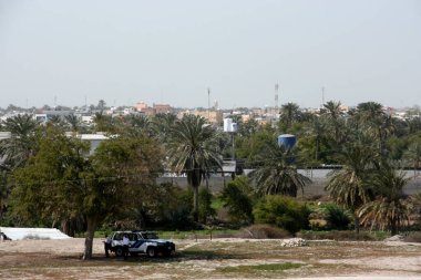 Manama, Bahreyn yakınlarındaki Portguese Kalesi olarak da bilinen Qala 'at Bahreyn bölgesinde polis var.