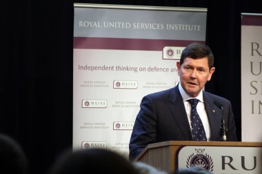 Avustralya Savunma Bakanı Kevin Andrews, 27 Nisan 2015 tarihinde Londra, İngiltere 'de savunma düşünce kuruluşu RUSI' de Gelibolu Anma Dersi verdi..