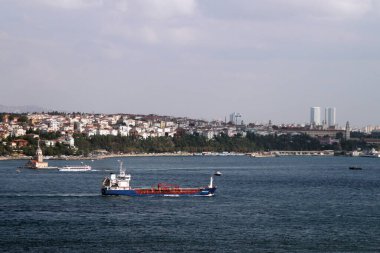 Palmali nakliye şirketine ait bir petrol ve kimya tankeri olan Hüseyin Cavid İstanbul 'un Asya yakasının önündeki Boğaz' dan geçiyor.,