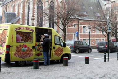 Bir müşteri Belçika 'nın orta Brüksel kentindeki bir minibüsten gaufre (waffle) satın alır.