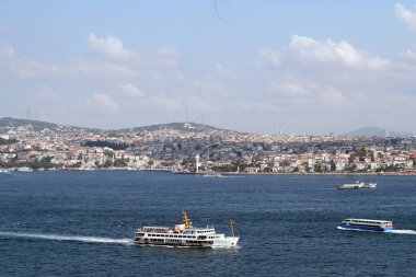 Yolcu feribotları İstanbul, Türkiye 'nin Asya ve Avrupa tarafları arasında İstanbul Boğazı boyunca uzanır. 