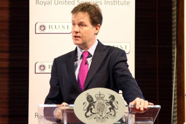 İngiltere Başbakan Yardımcısı Nick Clegg, 4 Mart 2014 Salı günü Londra 'daki Royal United Services Institute' de (RUSI) yaptığı konuşmada İngiliz güvenlik teşkilatlarının yetkilerinin gözden geçirildiğini duyurdu..
