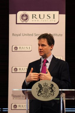 İngiltere Başbakan Yardımcısı Nick Clegg, 4 Mart 2014 Salı günü Londra 'daki Royal United Services Institute' de (RUSI) yaptığı konuşmada İngiliz güvenlik teşkilatlarının yetkilerinin gözden geçirildiğini duyurdu..