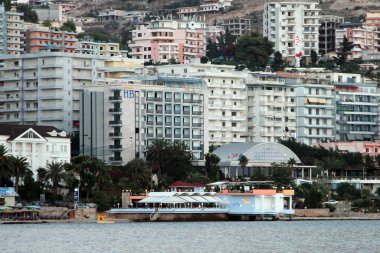 2 Eylül 2013 'te Arnavutluk' un Saranda tatil beldesinde akşam