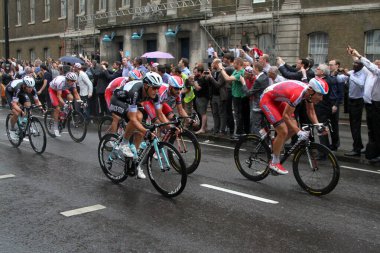 Omega Pharma Quick-Step 'ten Matteo Trentin (hayır. 79), Katusha takımından Luca Paolini (hayır. Katusha takımından Gatis Smukulis (hayır. 27) Londra 'daki Lower Thames Caddesi boyunca 7 Temmuz Pazartesi günü Fransa Bisiklet Turu' nun 3.