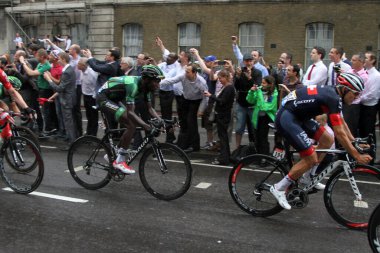 IAM Bisiklet 'ten Heinrich Haussler (hayır. 194) ve Kevin Rıza (hayır. 158) Londra 'da Lower Thames Caddesi boyunca 7 Temmuz 2014 tarihinde Fransa Bisiklet Turu' nun 3.