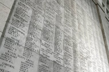 Menin Kapısı 'na (Menenpoort) kazınmış Birinci Dünya Savaşı sırasında Belçika' nın Ypres kentine 22 Nisan 2015 tarihinde yapılan çatışmada öldürülen askerlerin isimleri