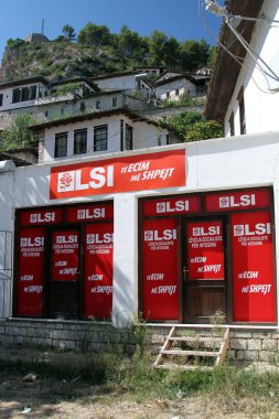 Arnavutluk 'un Cirokastra kentinde Sosyalist Bütünleşme Hareketi veya Lvizja Socialiste pr Integrim (LSI) büroları