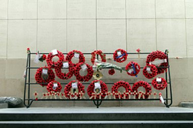 22 Nisan 2015 tarihinde Belçika 'nın Ypres kentindeki Menin Kapısı' nda (Menenpoort) haşhaş çelenkleri