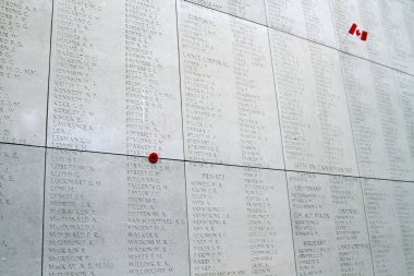 22 Nisan 2015 tarihinde Belçika 'nın Ypres kentindeki Menin Kapısı' nda (Menenpoort) bir gelincik ve bir Kanada bayrağı boşluklara sıkıştırılmıştır.