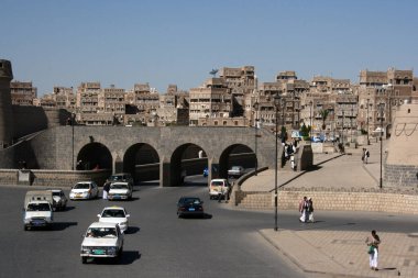 Arabalar eski şehir Sanaa, Yemen 'den geçiyor.