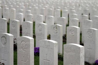 22 Nisan 2015 tarihinde Belçika 'nın Ypres kenti yakınlarındaki Tyne Cot mezarlığında Birinci Dünya Savaşı' ndan kalma askerlerin mezarları.