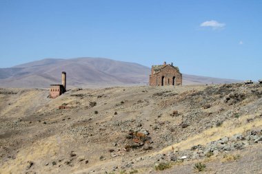 Türkiye 'nin doğusunda aynı adı taşıyan yıkık Ermeni kentinde bulunan Ani Katedrali ve Mener Camii Camii (solda))