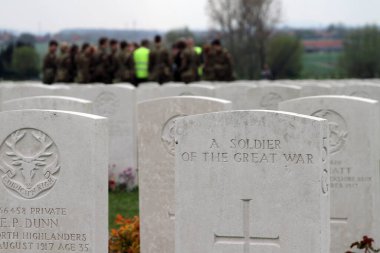 22 Nisan 2015 tarihinde Belçika 'nın Ypres kenti yakınlarındaki Tyne Cot mezarlığında Birinci Dünya Savaşı' ndan kalma askerlerin mezarları.