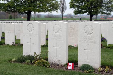 22 Nisan 2015 'te Ypres, Belçika yakınlarındaki Tyne Cot mezarlığındaki Kanadalı askerlerin mezarları