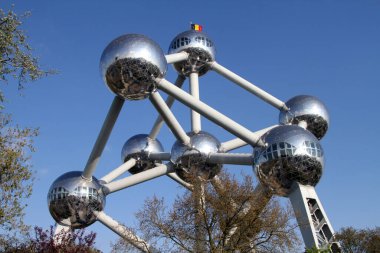 Belçika bayrağı 22 Nisan 2015 'te Brüksel, Belçika' daki Atomium 'un tepesinde dalgalanmaktadır..