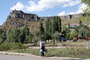 9 Eylül Salı günü Türkiye 'nin doğusundaki Kars kasabasına bakan Kars Kalesi' nin yanından geçen bir adam görülüyor..
