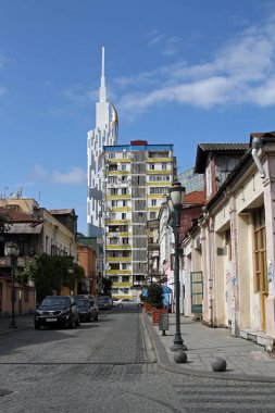 Batumi Teknik Üniversitesi Kulesi, Gürcistan 'ın batısındaki eski bir apartman bloğunun üzerinde yükseliyor.