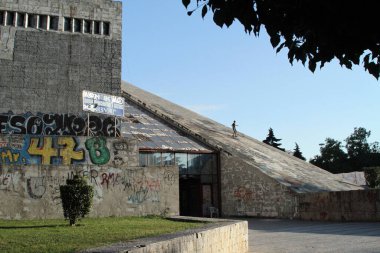 Arnavutluk 'un Tiran kentindeki Piramidin yamacına 5 Eylül 2013' te çocuklar tırmandı