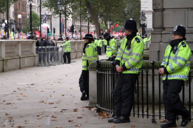 20 Ekim 2012 Cumartesi günü Londra şehir merkezinde düzenlenen TUC yürüyüşü ve gösterisine polis bakıyor