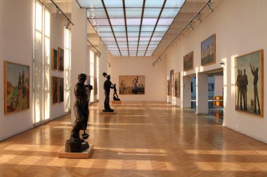 Arnavutluk 'un Tiran kentindeki Ulusal Sanat Galerisi' nde komünist dönem sanatı sergileniyor 