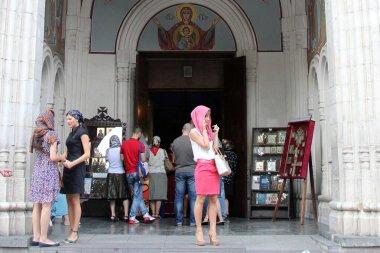 Tiflis, Georgia 'daki Shota Rustaveli Bulvarı' ndaki Kazveti kilisesindeki bir ayinden ibadet edenler ortaya çıkıyor. 