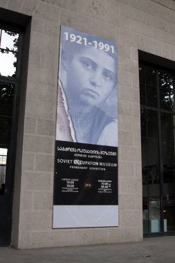 Orta Tiflis, Georgia 'daki Shota Rustaveli Caddesi' ndeki Sovyet İşgal Müzesi 'nin reklamını yapın. 