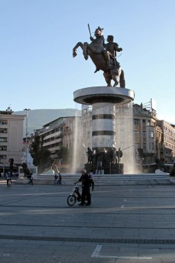 Makedonya 'nın Üsküp kentinin ana meydanında Bir Savaşçının At Üzerindeki Heykeli