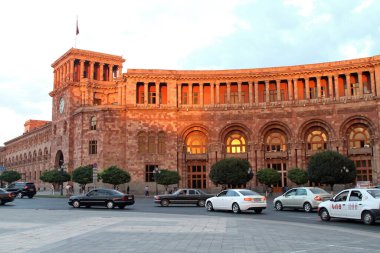 Akşam trafiği 15 Eylül 2014 'te Ermenistan' ın Erivan kentindeki Cumhuriyet Meydanı 'ndaki ana Hükümet Binaları' nın önünden geçiyor.. 