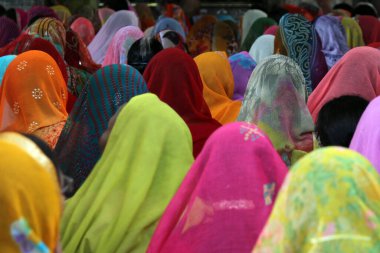 Udaipur, Hindistan 'daki Jagdish Mandir tapınağında ibadet edenlerin çok renkli sarileri