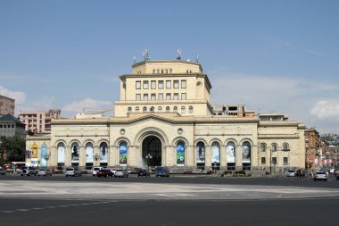Erivan, Ermenistan 'daki Ermenistan Ulusal Galerisi ve Cumhuriyet Meydanı' ndaki Ermenistan Tarihi Müzesi 'nin yer aldığı bina