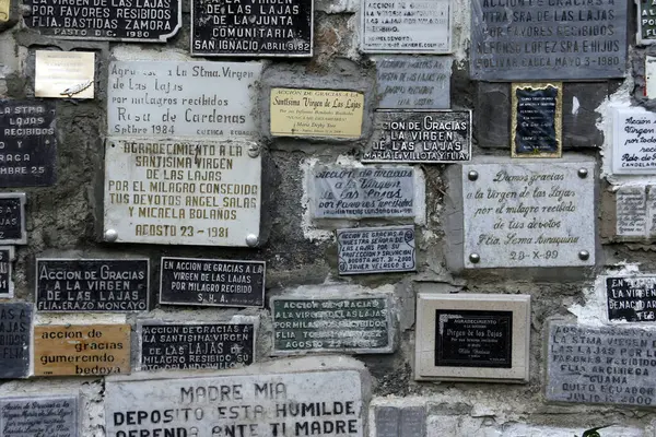 Güney Kolombiya 'daki Las Lajas Sığınağı' nın duvarındaki plaketler.