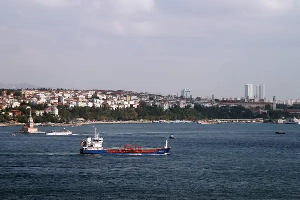 Palmali nakliye şirketine ait bir petrol ve kimya tankeri olan Hüseyin Cavid İstanbul 'un Asya yakasının önündeki Boğaz' dan geçiyor.,