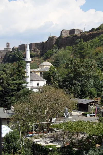Arnavutluk 'un Cirokastra kentinde arka planda şatosu olan bir cami