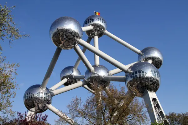 Belçika bayrağı 22 Nisan 2015 'te Brüksel, Belçika' daki Atomium 'un tepesinde dalgalanmaktadır..