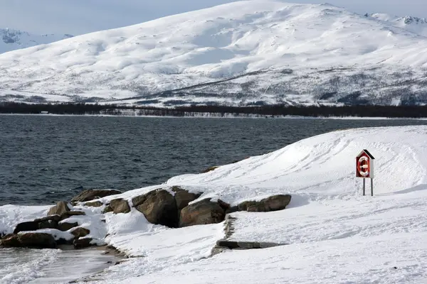 Tromso, Norveç dışında karla kaplı tepeler