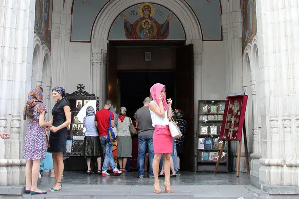Tiflis, Georgia 'daki Shota Rustaveli Bulvarı' ndaki Kazveti kilisesindeki bir ayinden ibadet edenler ortaya çıkıyor. 