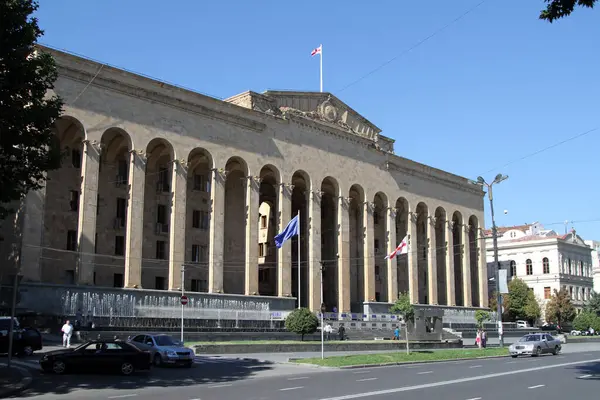 Tiflis, Georgia 'daki Shota Rustaveli Bulvarı' ndaki eski parlamento binası. 