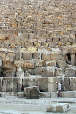 12 Kasım 2010 Cuma günü Mısır 'ın Kahire kenti yakınlarındaki Büyük Giza Piramidinin temelinde